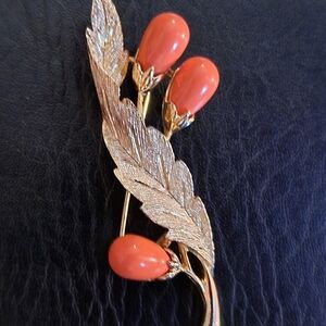 SALE! VINTAGE, SARAH COVENTRY,  GOLD TONE & CORAL FLOWER LEAF SIGNED BROOCH.